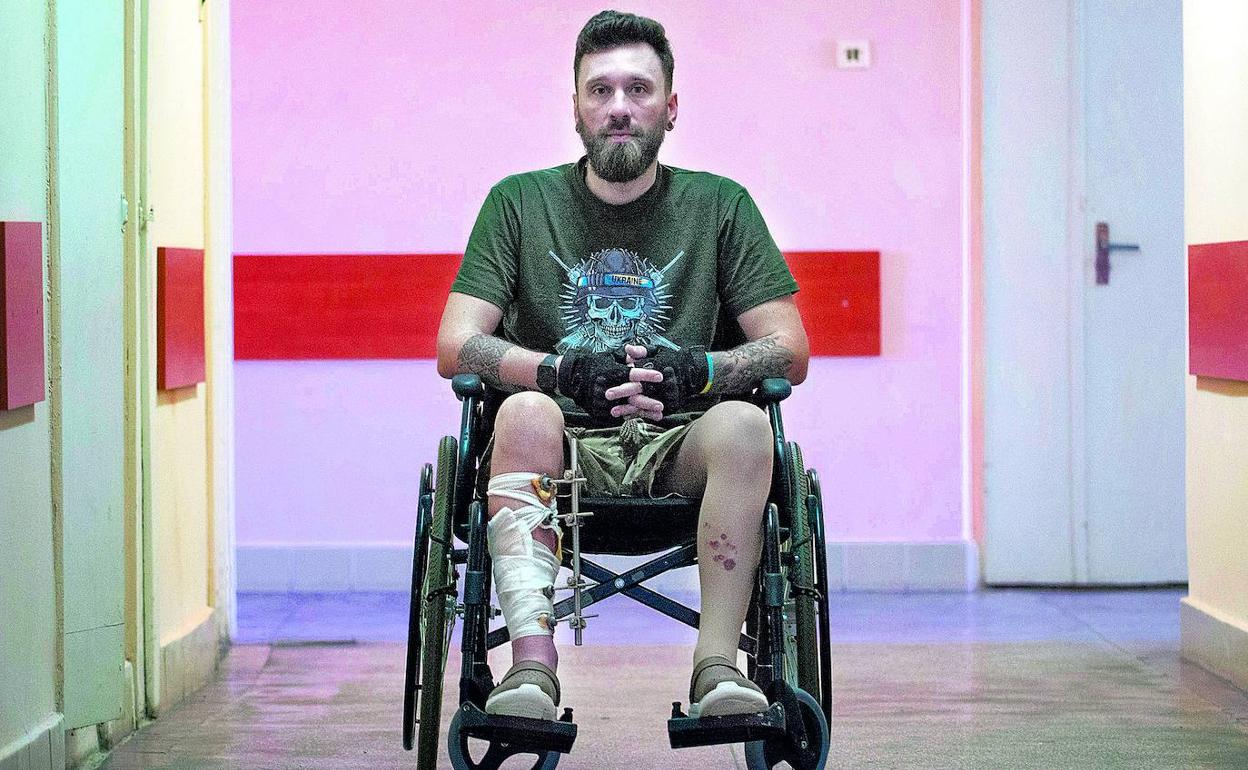 Ivan Hunchenko posa sentado en su silla de ruedas en uno de los largos pasillos del hospital de las afueras de Leópolis.