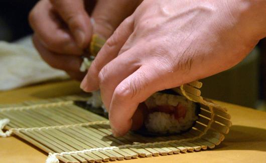 Proceso de elaboración del sushi.