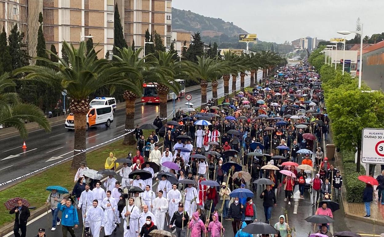 Miles de alicantinos han peregrinado esta mañana al monasterio tras dos años de pandemia. 