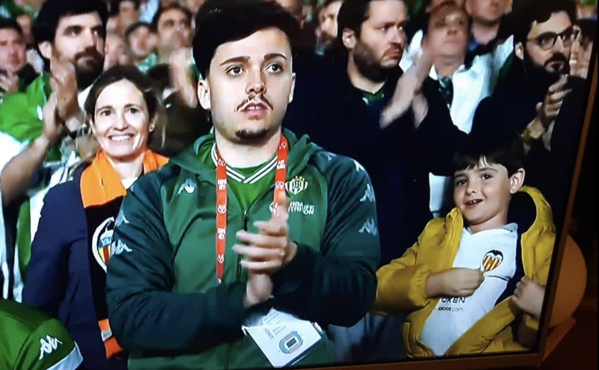 Momento en el que el pequeño Nacho enseña el escudo del Valencia, a la derecha, Marta, su madre, también entre béticos. 