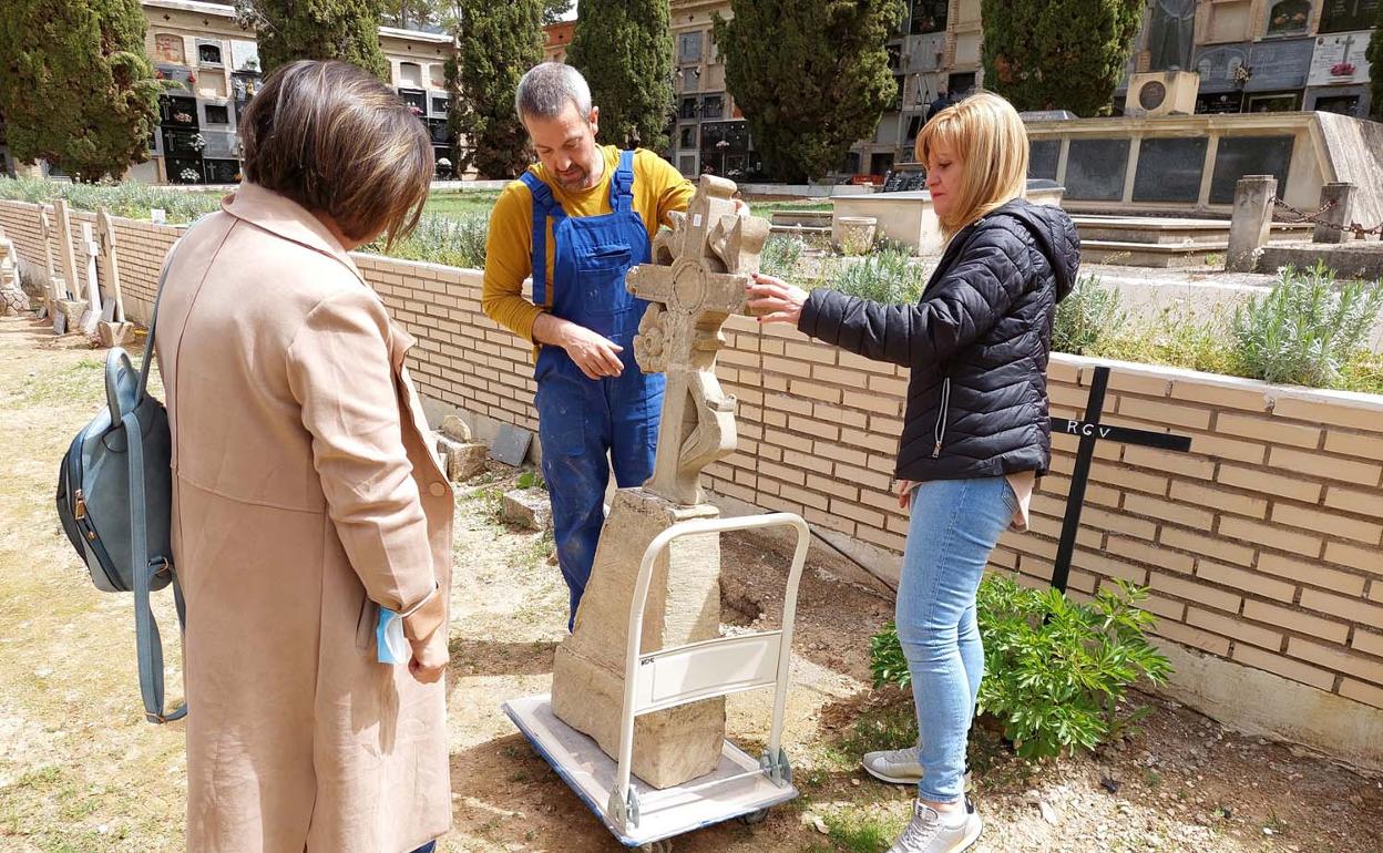 El restaurador Neme Canet ha devuelto a las lápidas su estado original.  