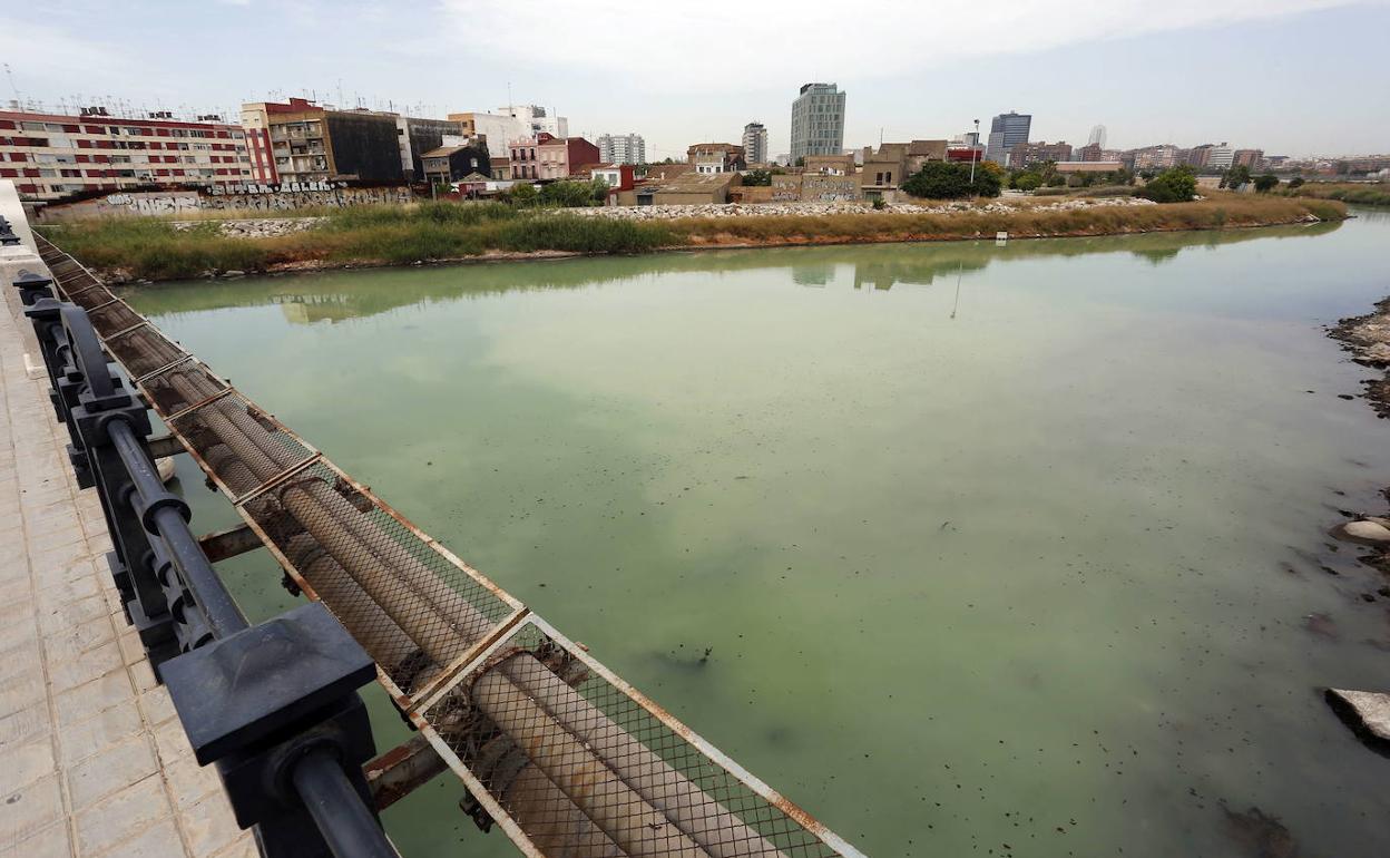 El puente de Astilleros, con el barrio de Nazaret al fondo de la imagen. 