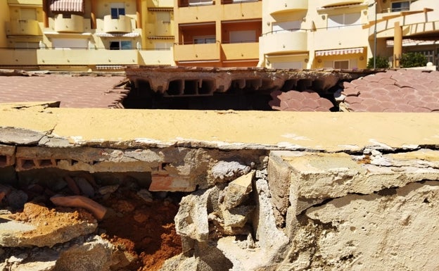 Imagen principal - Daños en una zona de un edificio de la playa de Tavernes, desnivel de dos metros y escalón ante una vivienda. 