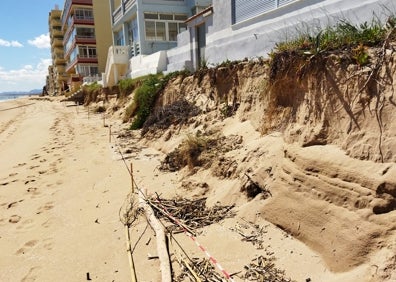 Imagen secundaria 1 - Daños en una zona de un edificio de la playa de Tavernes, desnivel de dos metros y escalón ante una vivienda. 