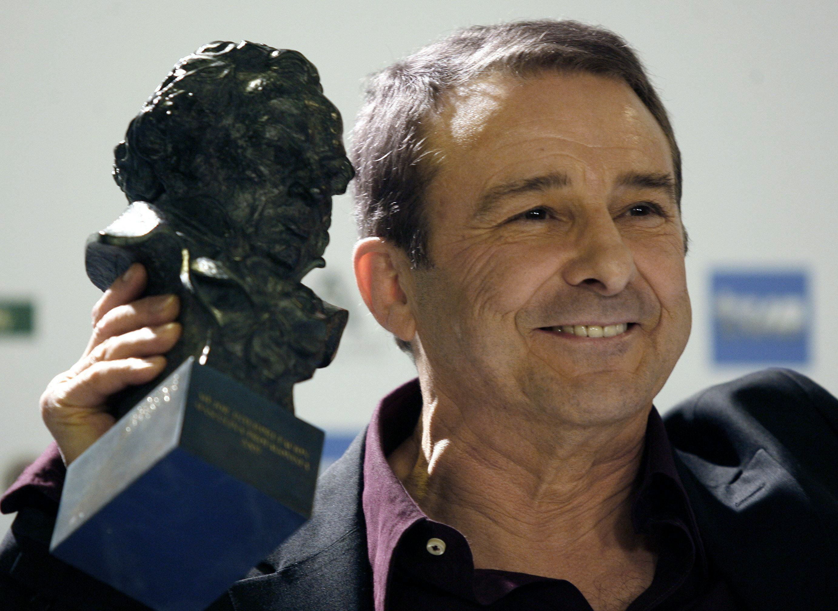 El actor Juan Diego posa con el Goya a la "Mejor Interpretación Masculina Protagonista" por su papel en "Vete de mi", en 2007