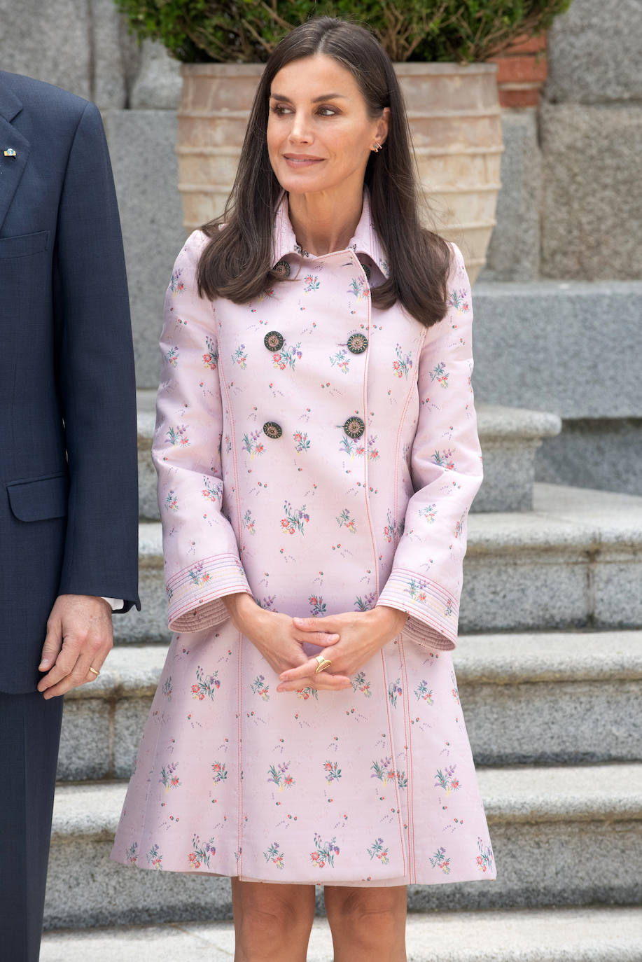 Fotos: Letizia recupera su abrigo rosa de flores más comentado y lo reinventa