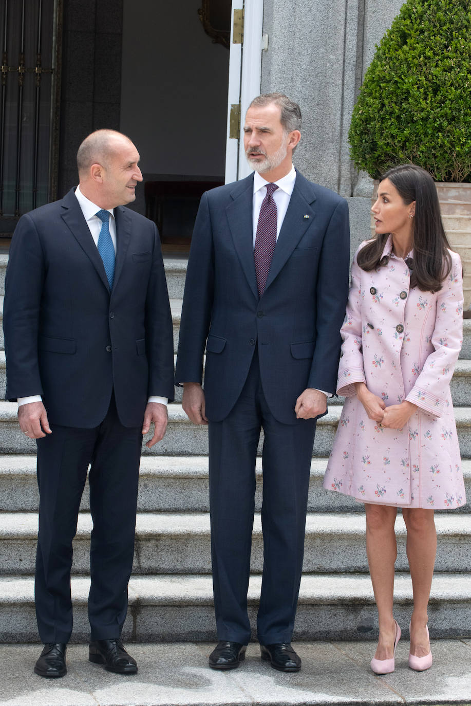 Fotos: Letizia recupera su abrigo rosa de flores más comentado y lo reinventa