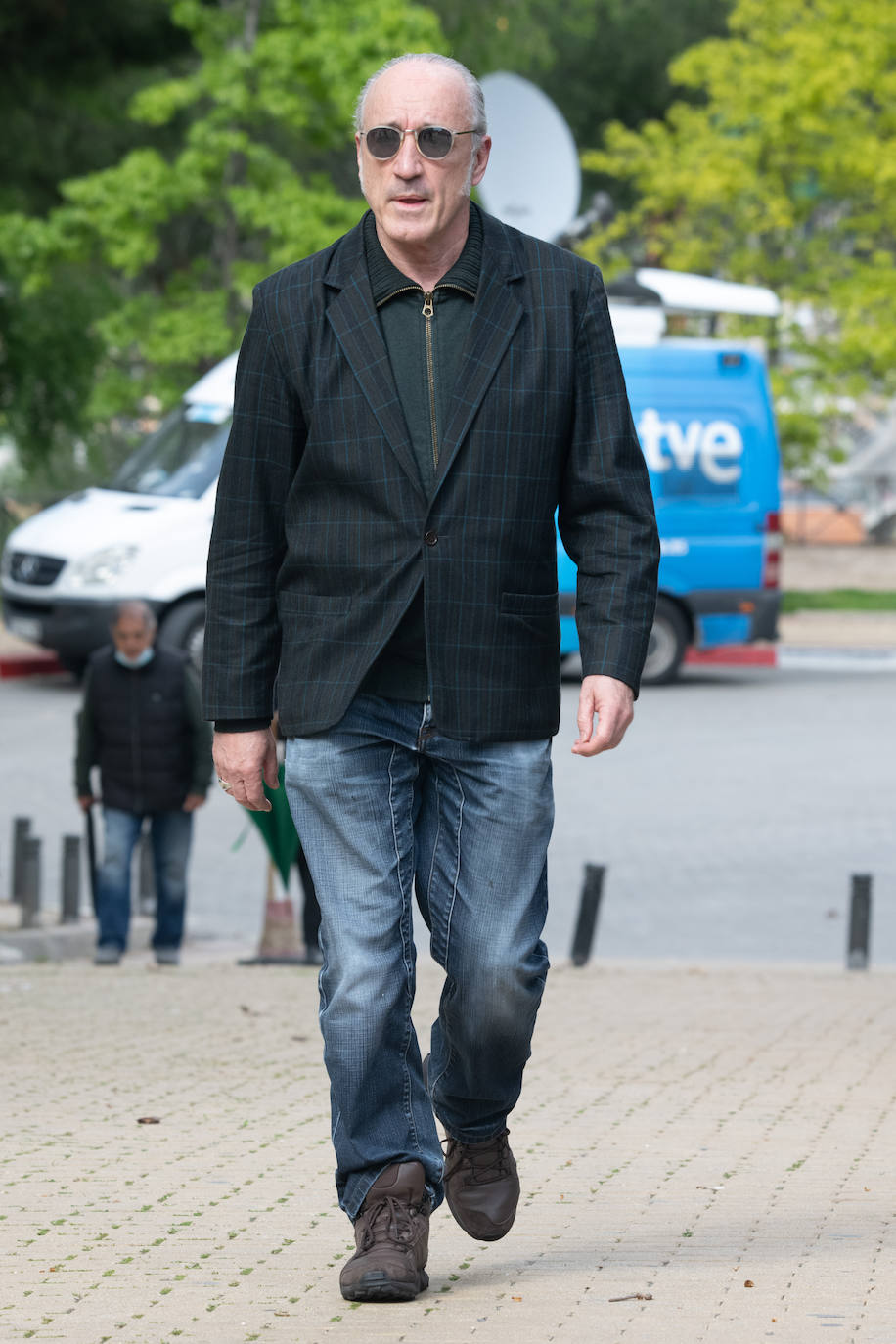 El actor Roberto Álvarez llega al tanatorio San Isidro para despedir al actor Juan Diego