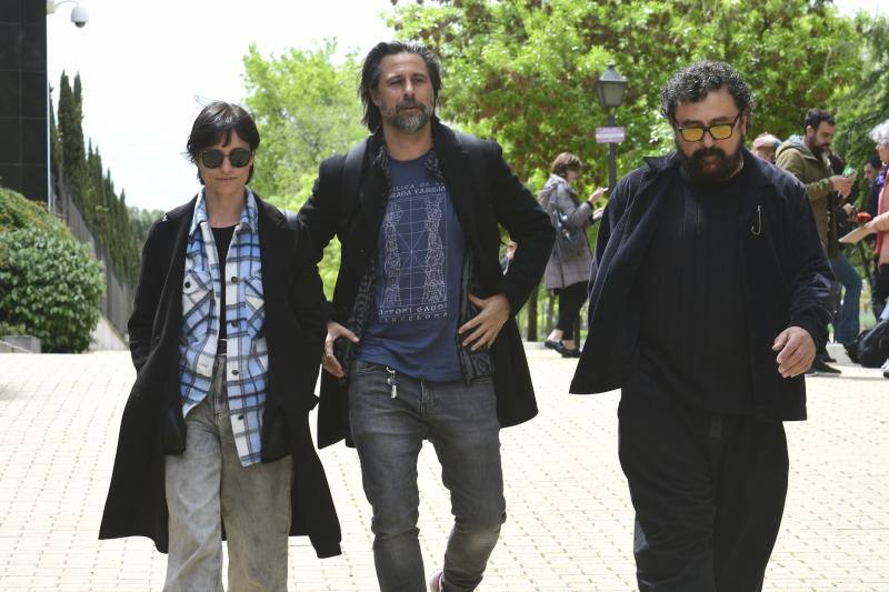 Michelle Jenner, Hugo Silva y Paco Tous salen del tanatorio de San Isidro tras despedir al actor Juan Diego