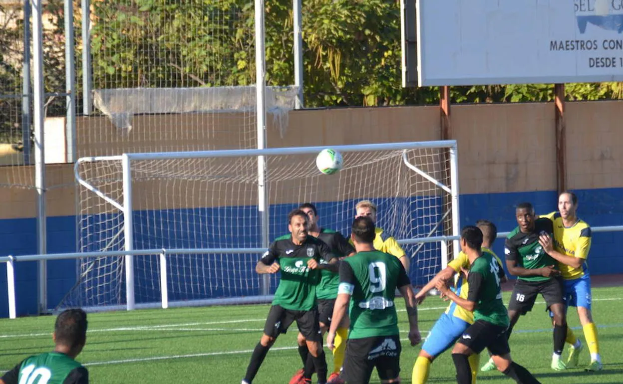 Jugadores del Calpe jugando ante el Dénia. 