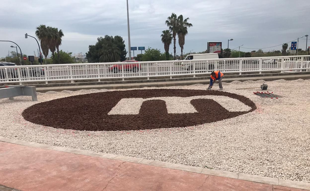 Decoración de la rotonda situada entre la autovía de El Saler y la avenida Antonio Ferrandis. 