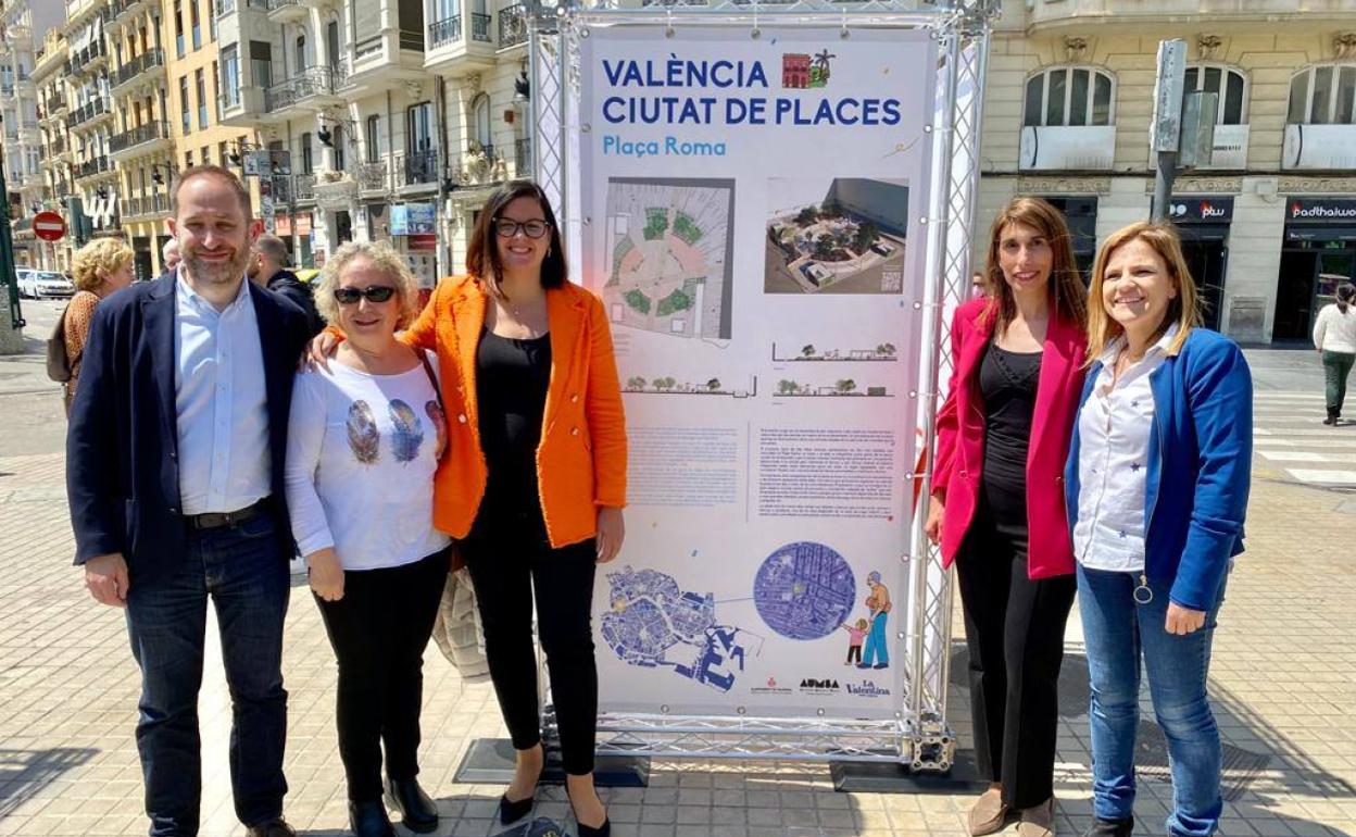 La vicealcaldesa Sandra Gómez, junto a los ediles Aarón Cano, Pilar Bernabé y vecinos como Casilda Osa. 