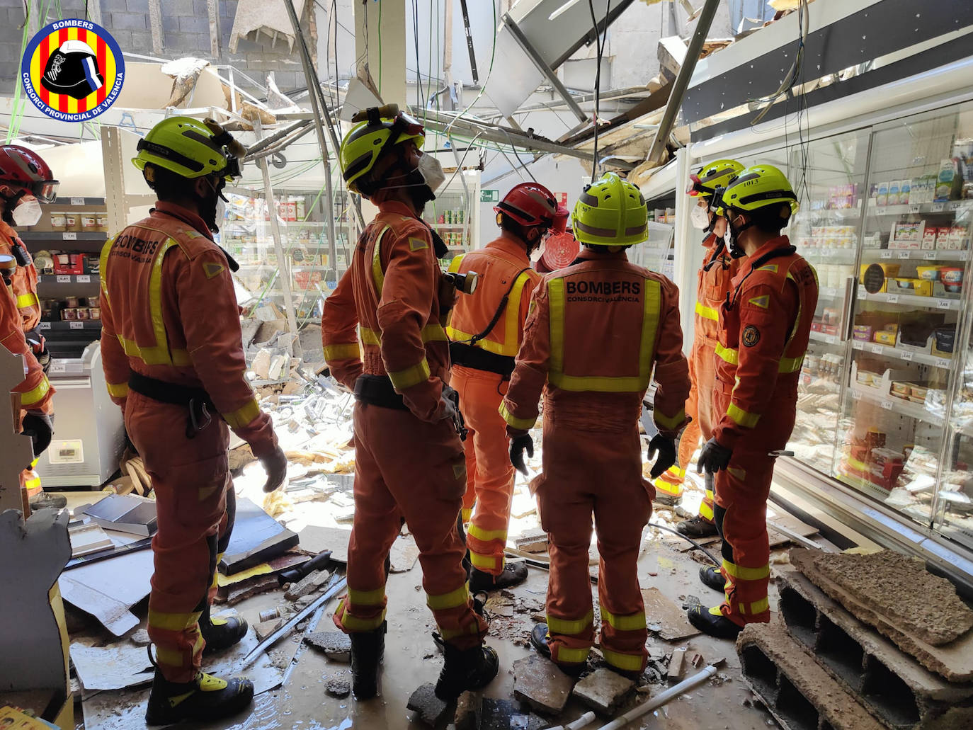 Fotos: Caen 20 metros de la cubierta de un supermercado de Gandia sin dejar heridos