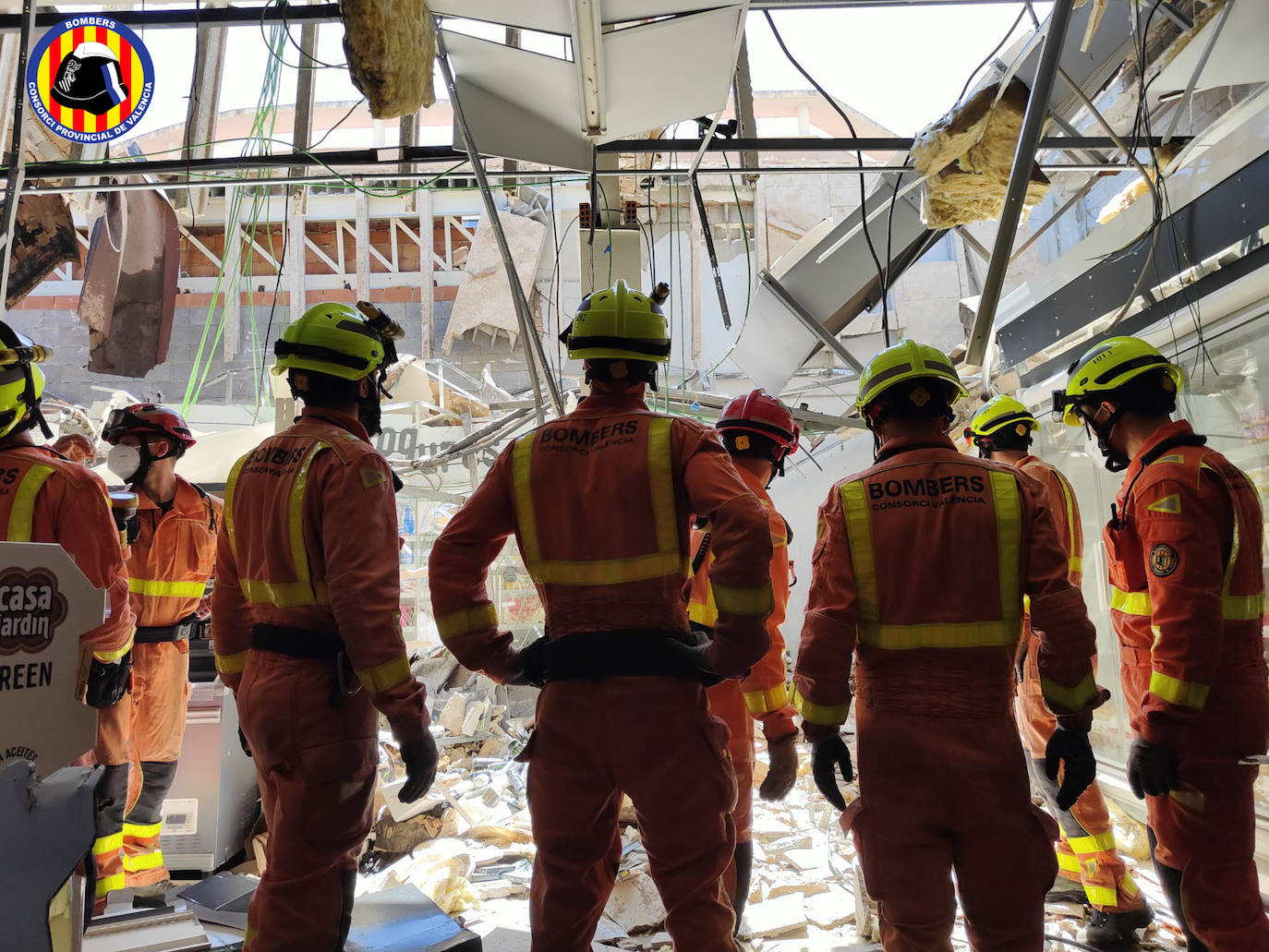 Fotos: Caen 20 metros de la cubierta de un supermercado de Gandia sin dejar heridos