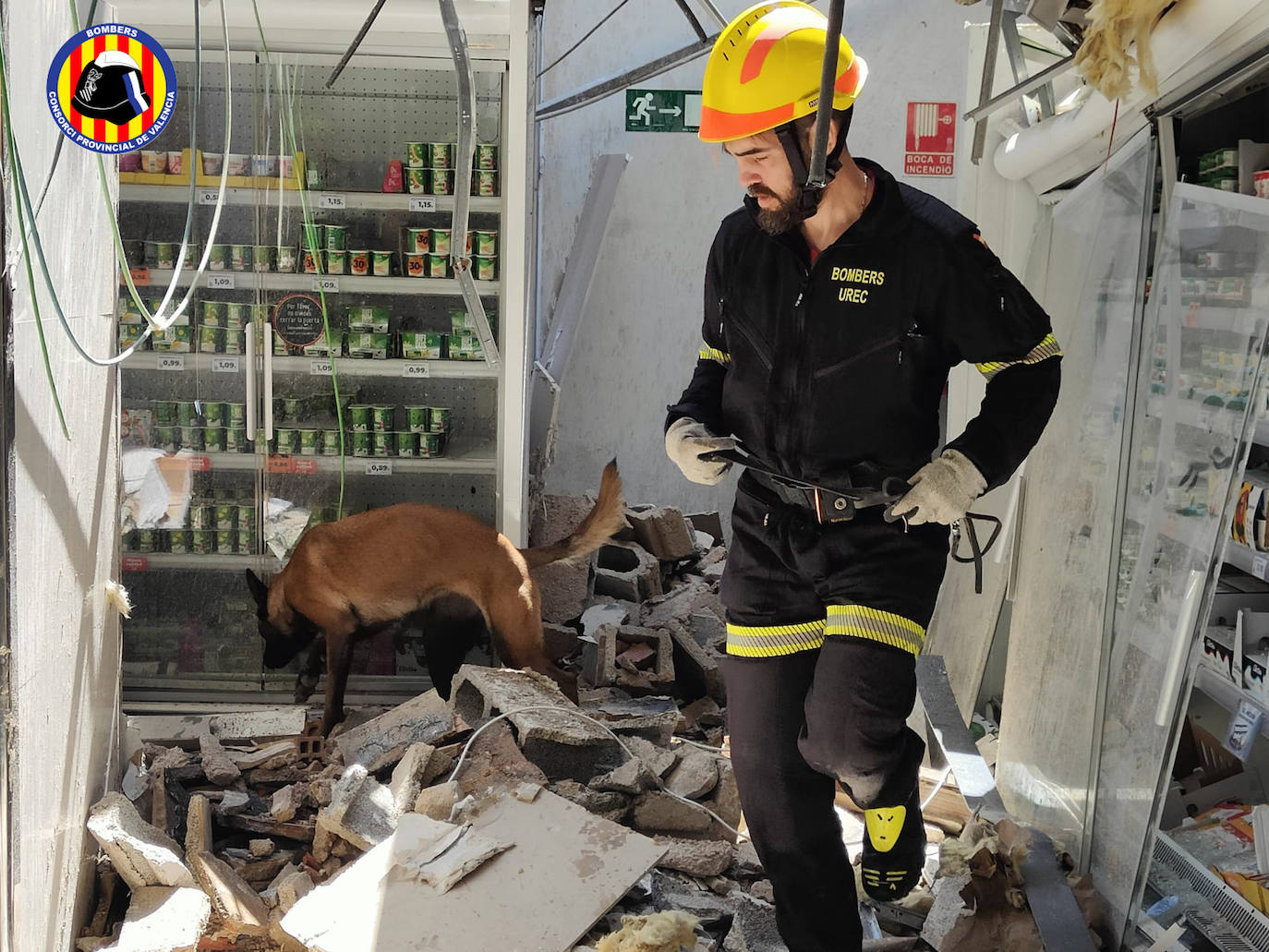 Fotos: Caen 20 metros de la cubierta de un supermercado de Gandia sin dejar heridos