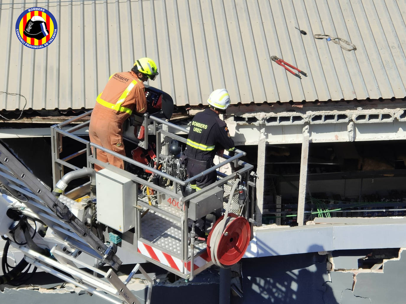 Fotos: Caen 20 metros de la cubierta de un supermercado de Gandia sin dejar heridos