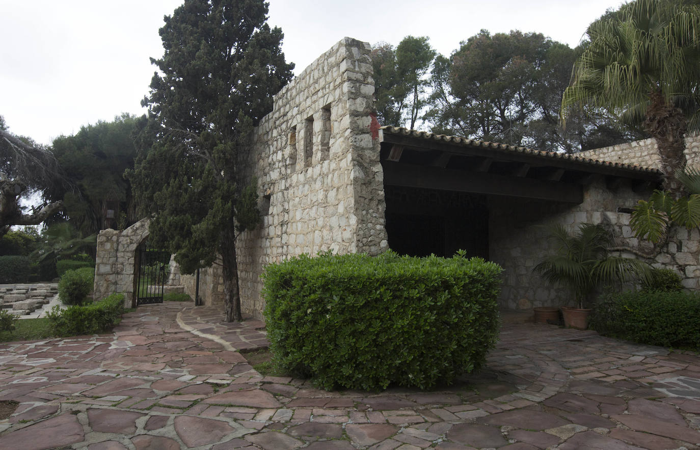 El exterior de la parroquia de Santa Bárbara es una plaza donde se respira paz.