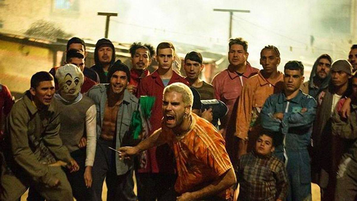 'El Marginal' | Plataforma: Netflix. Estreno: Quinta temporada el 4 de mayo. Sinopsis: Mientras investiga un secuestro, un expolicía se infiltra en una cárcel, donde deberá evitar que los peligrosos criminales descubran su verdadera identidad. Reparto: Juan Minujín,Nicolás Furtado y Claudio Rissi, entre otros.