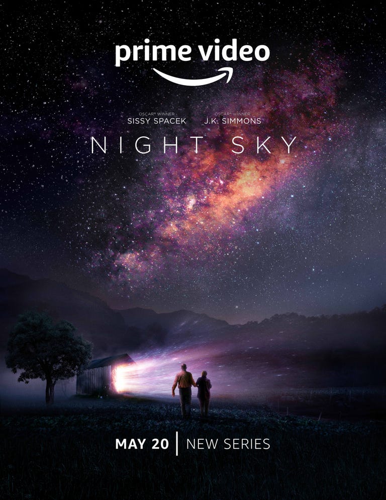 'Night Sky' | Plataforma: Amazon Prime Video. Estreno: 20 de mayo. Sinopsis: Serie que navega entre el espacio y el tiempo de la mano de los York, un matrimonio que hace años atrás descubrió una habitación de lo más extraña en su patio trasero. Reparto: Sissy Spacek y J. K. Simmons, entre otros.