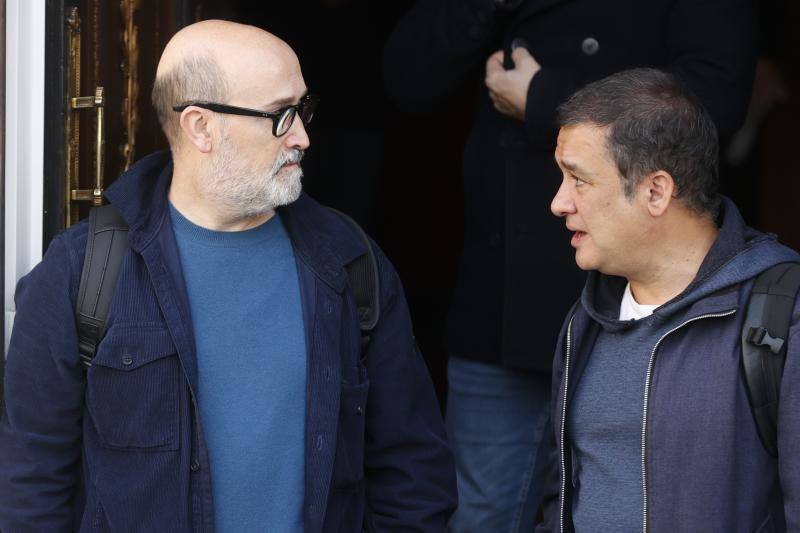 Los actores Javier Cámara (i) y Secun de la Rosa visitan la capilla ardiente del actor Juan Diego
