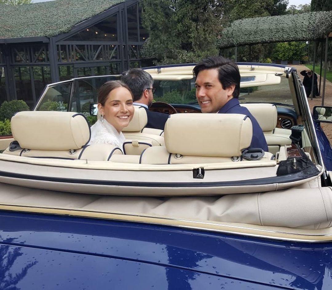 Los novios, a su llegada en un Rolls Royce a la finca La Gaivota.