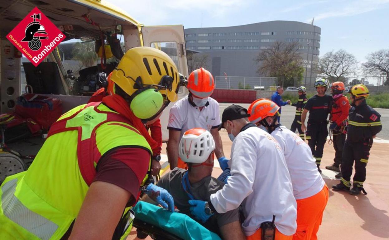 Los sanitarios trasladan al herido al hospital. 