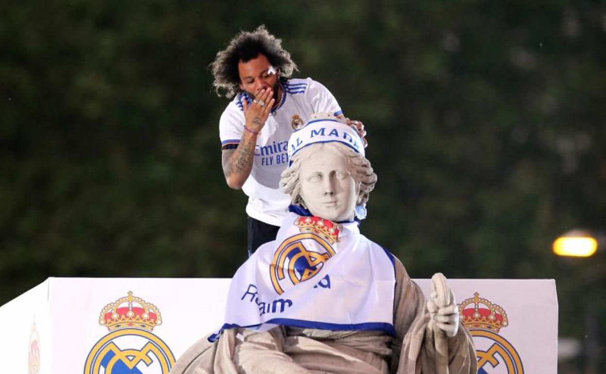 Marcelo coloca la bufanda y la bandera a la diosa Cibeles.