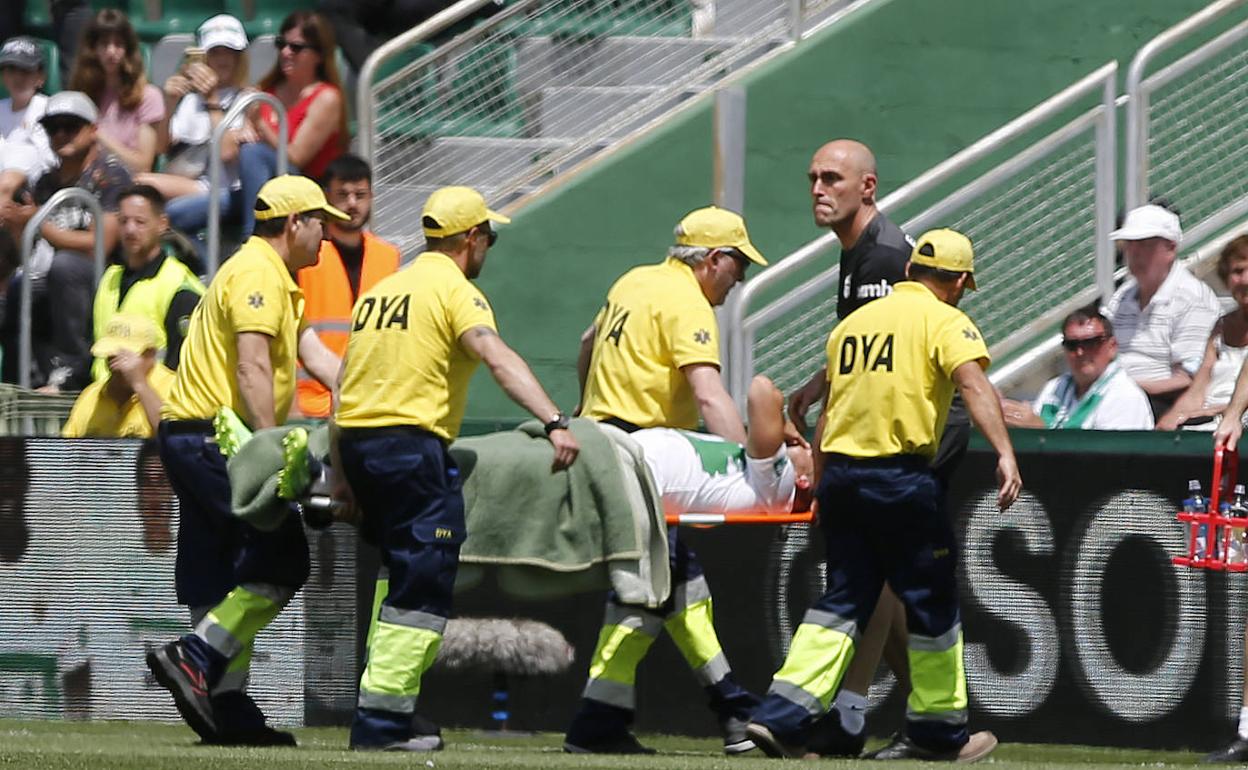 Pedro Bigas es retirado en camilla del terreno de juego tras el golpe en la cabeza. 