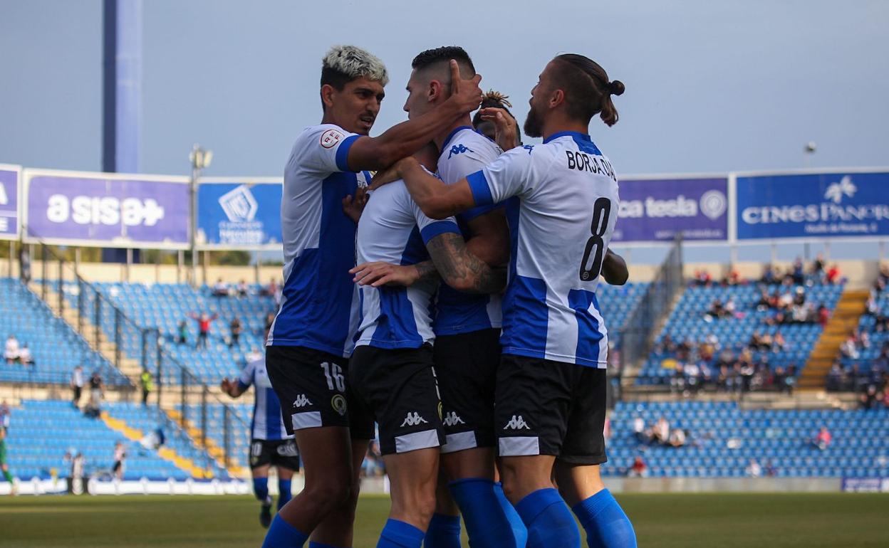 Los jugadores del Hércules abrazan a Raúl González tras anotar el segundo tanto. 