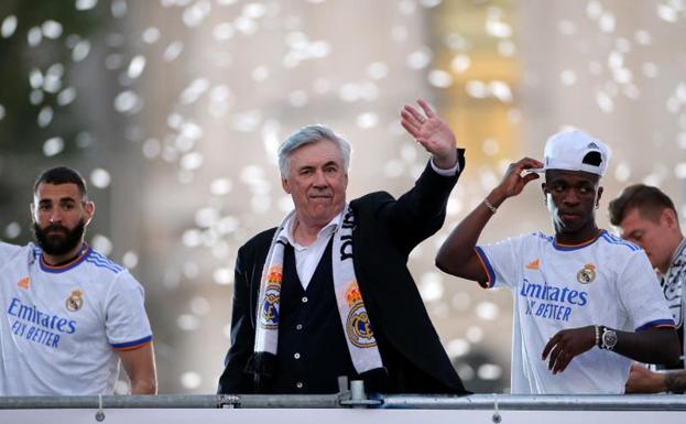 Ancelotti, junto a Benzema y Vinicius durante la celebración del Madrid en Cibeles.