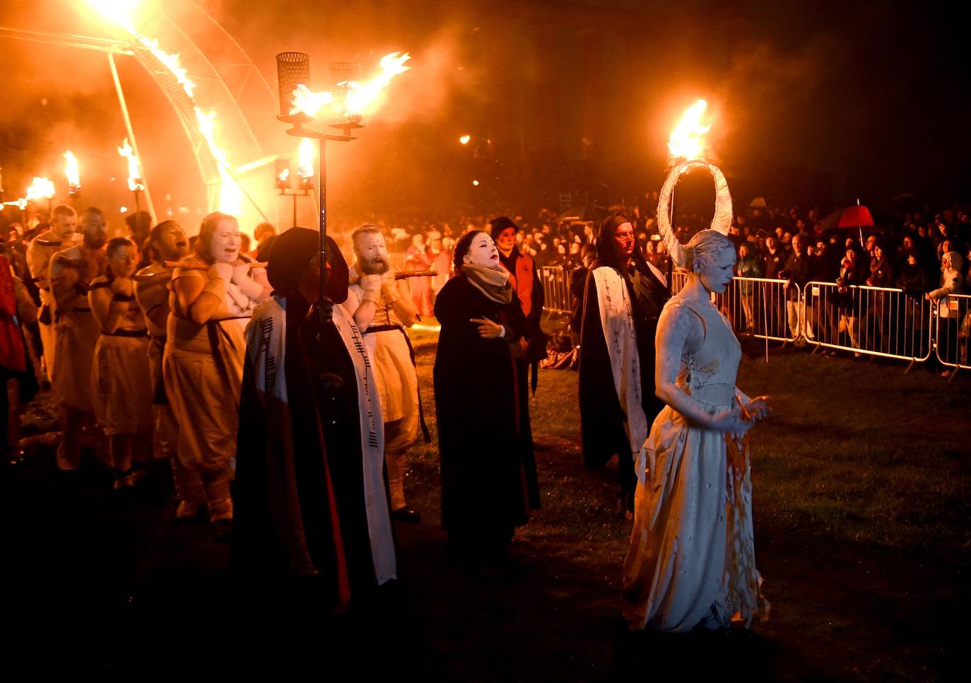 Fotos: Así es el Festival del Fuego de Beltane, el ritual que marca el inicio del verano