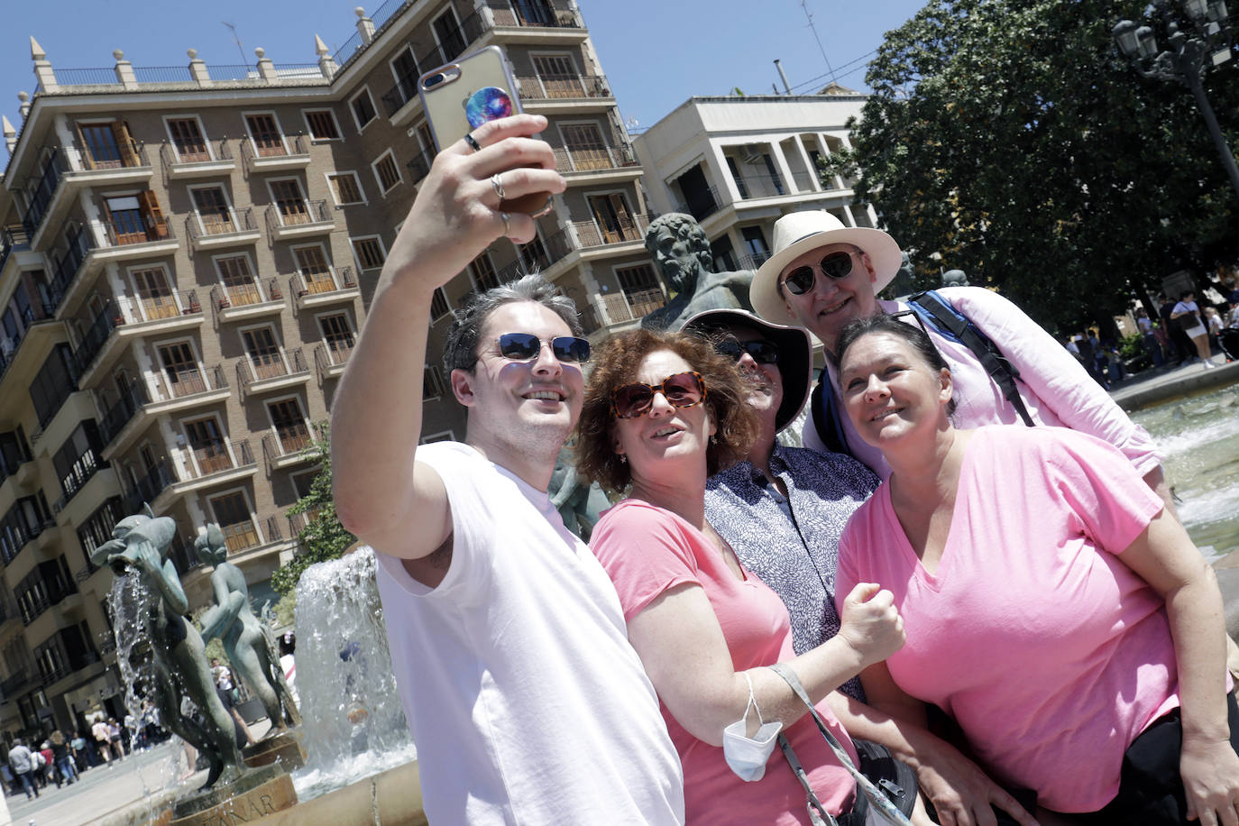 Miles de valencianos y turistas disfrutan del centro de la ciudad en una jornada marcada por el sol y las buenas temperaturas.