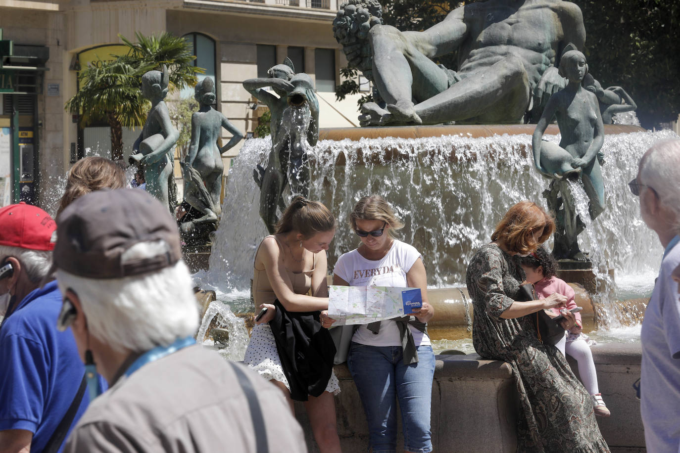 Miles de valencianos y turistas disfrutan del centro de la ciudad en una jornada marcada por el sol y las buenas temperaturas.