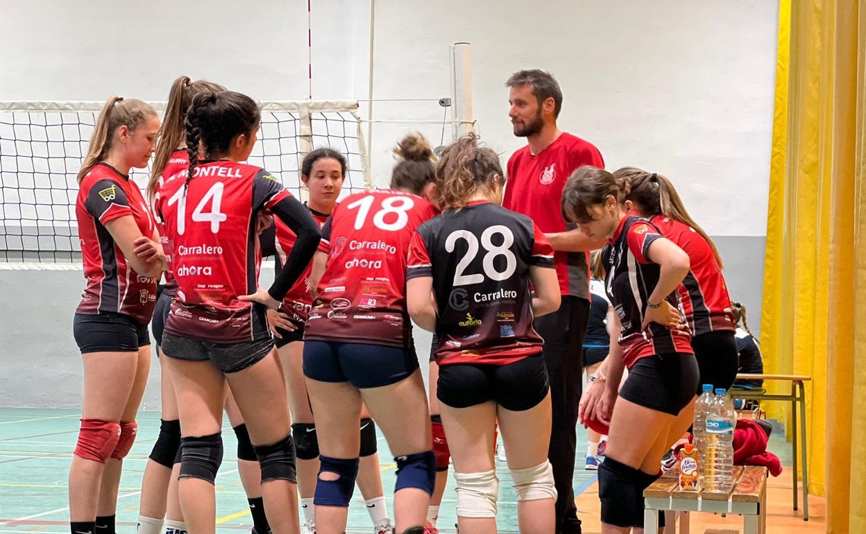 Las jugadoras del equipo femenino juvenil escuchan las indicaciones de su entrenador. 