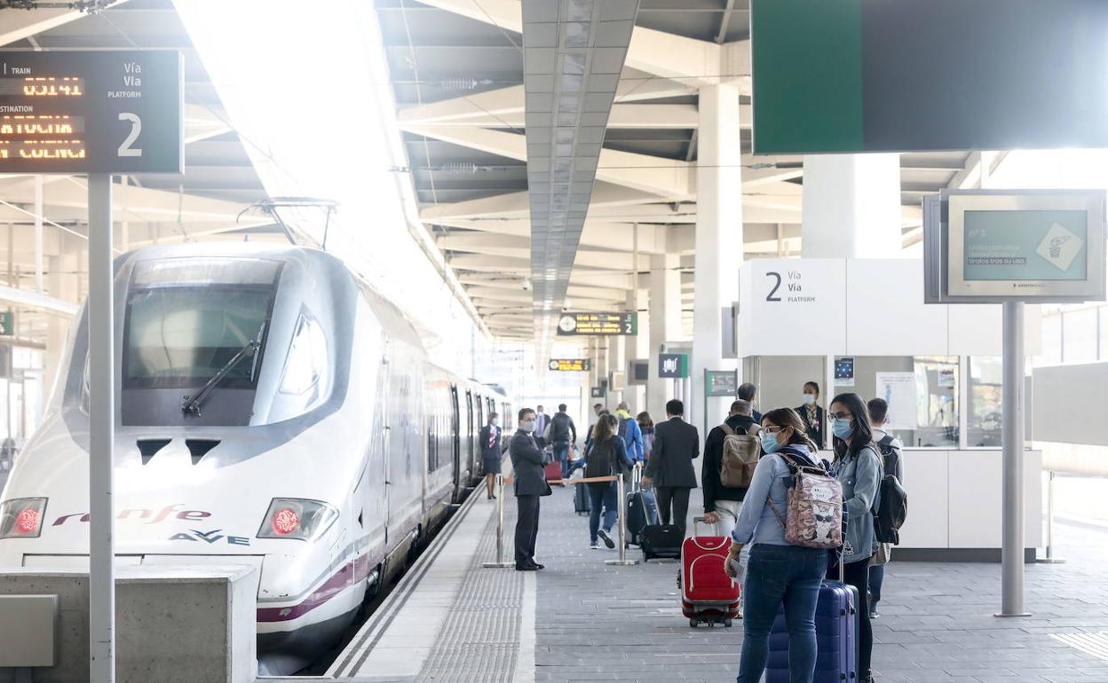 Uno de los andenes de la estación Joaquín Sorolla de Valencia. 