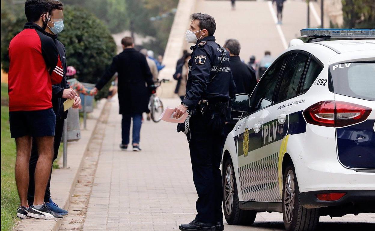 Una patrulla de la Policía Local, en el Jardín del Turia.