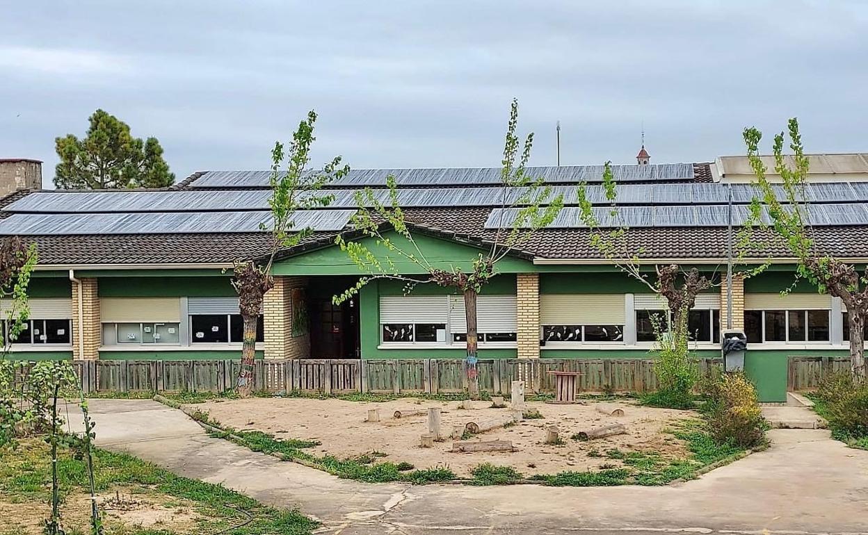 Placas solares instaladas en la cubierta del colegio de la localidad. 