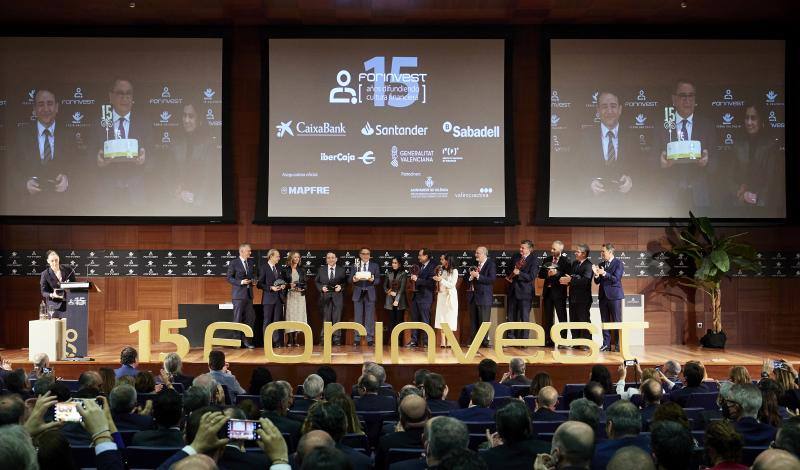 Forinvest 2022 arrancó este martes su 15 edición con su habitual Noche de las Finanzas en Feria Valencia, donde se entregaron los premios que dan el pistoletazo de salida al mayor foro financiero-empresarial del país. Los galardones fueron para Beatriz Corredor, presidenta del Grupo Red Eléctrica; Iñigo Parra, presidente de Stadler Valencia, premio a la trayectoria empresarial; Gonzalo Iturmendi, socio director del bufete G. Iturmendi y Asociados y premio a la Trayectoria Profesional en el sector asegurador; Cristina Aristoy, cofundadora y CEO de Singularu y premio al emprendimiento y a la innovación.