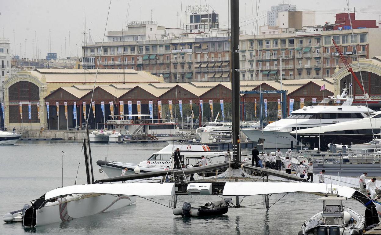 El barco 'Alinghi', en la dársena en 2009 antes de una regata contra el 'BMW Oracle'. 