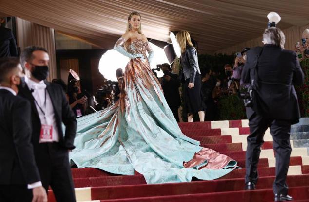 Blake Lively, con su original vestido de tres capas, inspirado en la Estatua de la Libertad. 