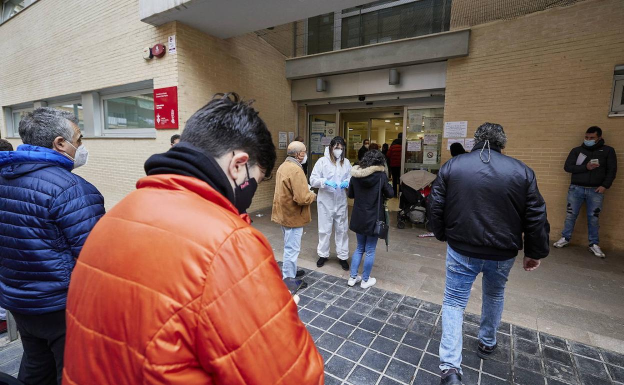 Pacientes aguardan su turno a las puertas de un centro de salud valenciano.