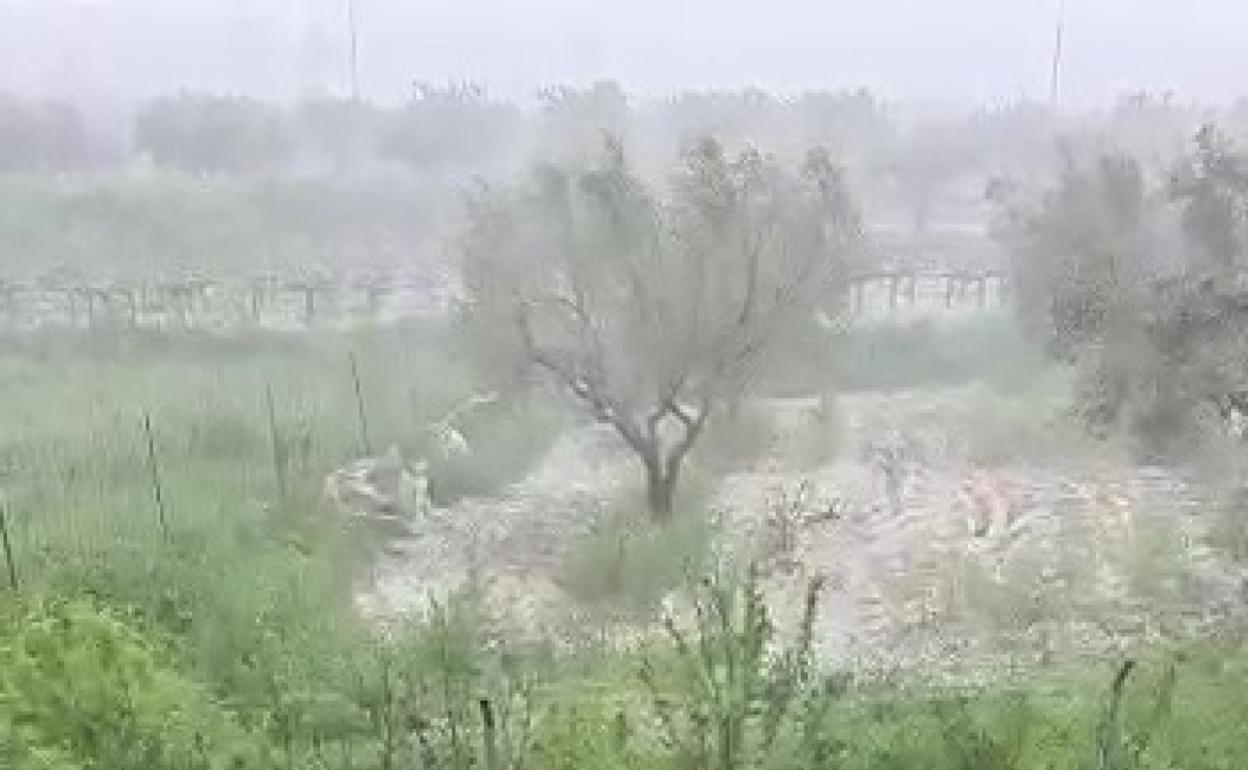 Granizada en La Font de la Figuera en la tarde del lunes 2 de mayo. 