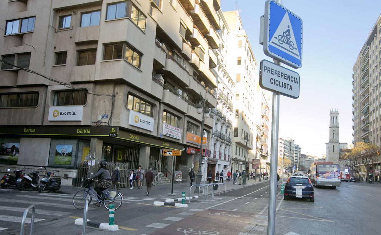 Una de las placas colocadas en el anillo ciclista, en la calle Xàtiva. 