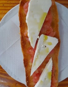 Imagen secundaria 2 - Bocadillo de pescado rebozado y berenjena, otro de tortilla de patatas con pimiento y una de las tostadas que hacen en Los Arcos de Gandia. 