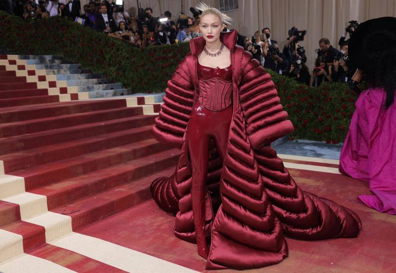 La modelo Gigi Hadid, con un estilismo de Versace. 