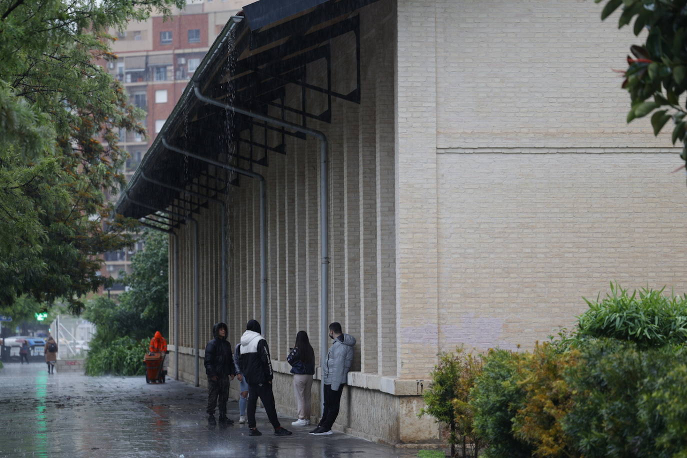 Fotos: Valencia ordena cerrar los parques y cementerios por la lluvia