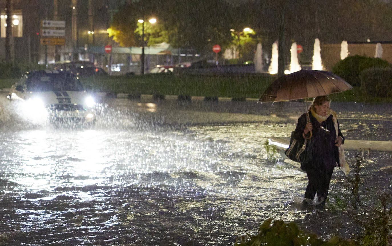 La tromba de agua deja 100 litros en El Cabanyal en menos de 2 horas, provoca inundaciones en calles, entrada de agua en viviendas y corta túneles en la capital