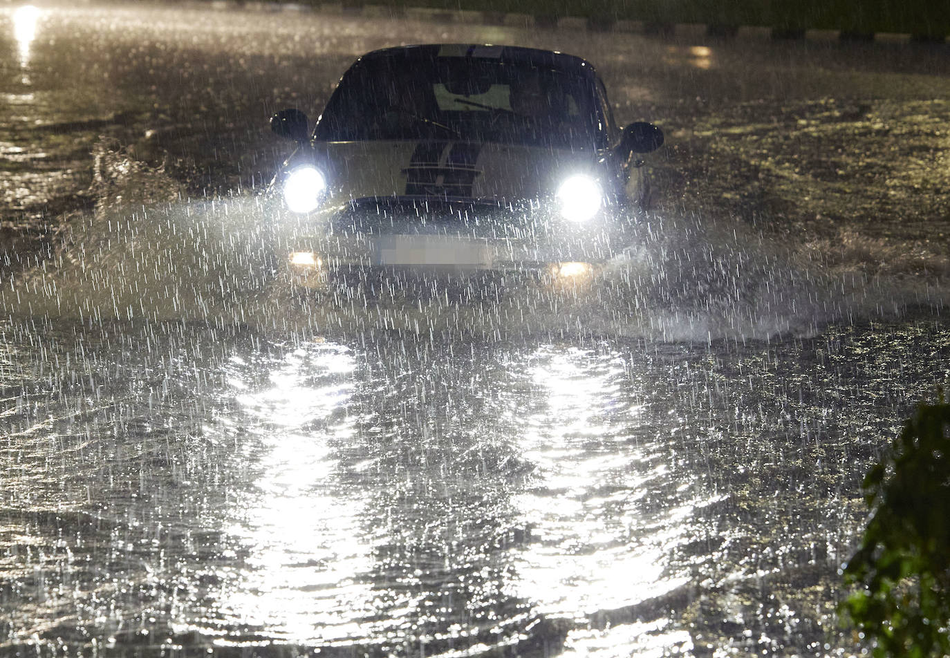 La tromba de agua deja 100 litros en El Cabanyal en menos de 2 horas, provoca inundaciones en calles, entrada de agua en viviendas y corta túneles en la capital