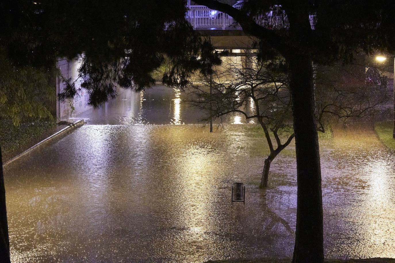 La tromba de agua deja 100 litros en El Cabanyal en menos de 2 horas, provoca inundaciones en calles, entrada de agua en viviendas y corta túneles en la capital