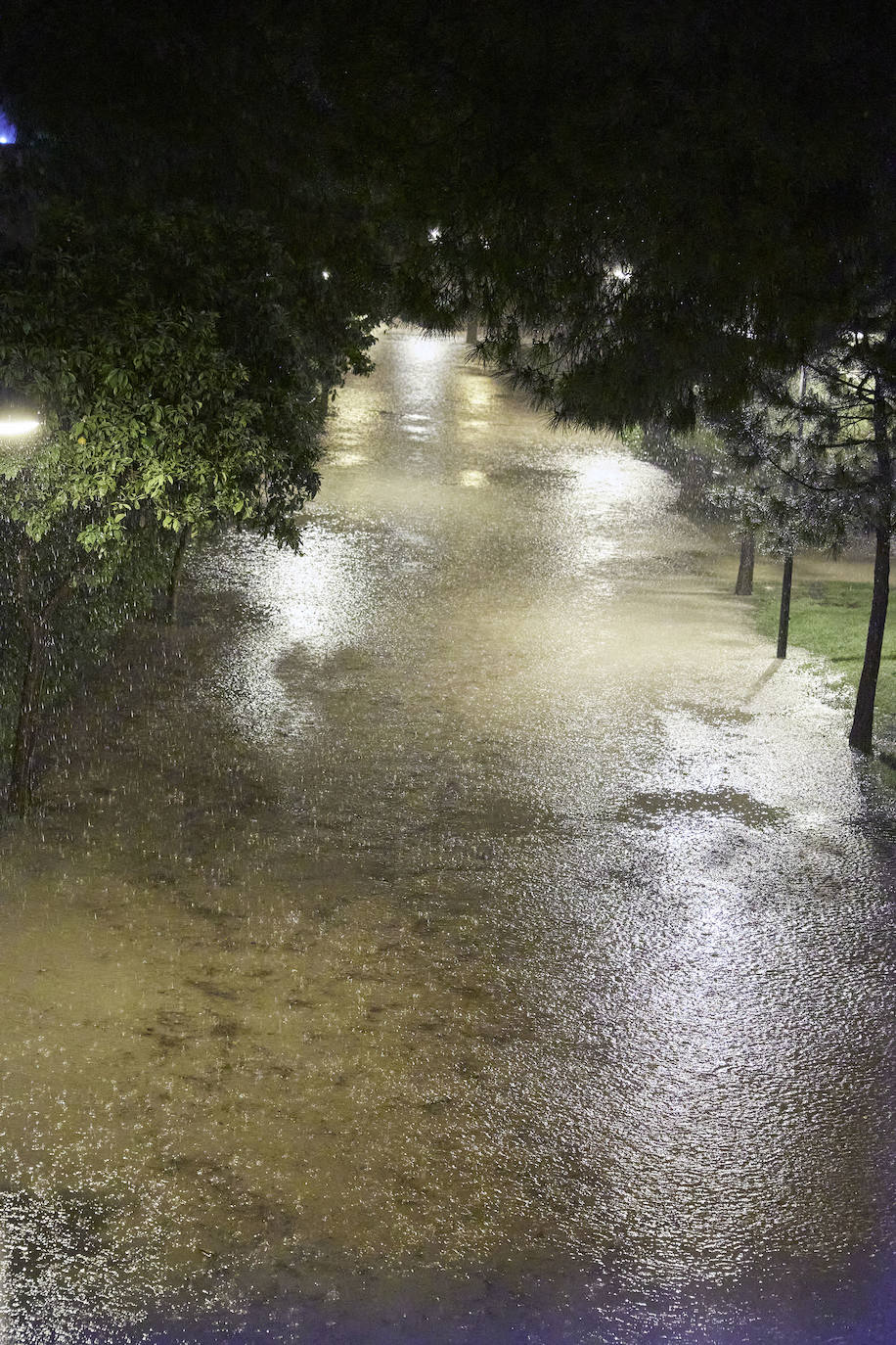 La tromba de agua deja 100 litros en El Cabanyal en menos de 2 horas, provoca inundaciones en calles, entrada de agua en viviendas y corta túneles en la capital